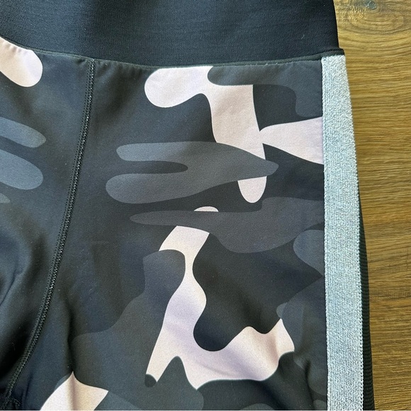 Ultracor Revolve Women’s Pink Camo Silver Side Stripe Leggings High Rise Medium - Picture 9 of 10